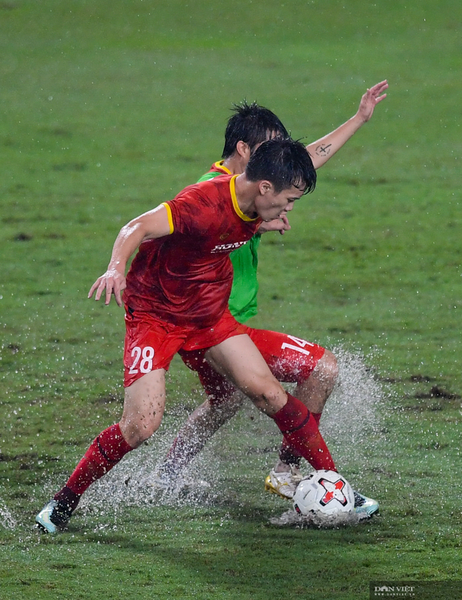 Đội tuyển Việt Nam luyện công trong thời tiết trời mưa tầm tã - Ảnh 8.