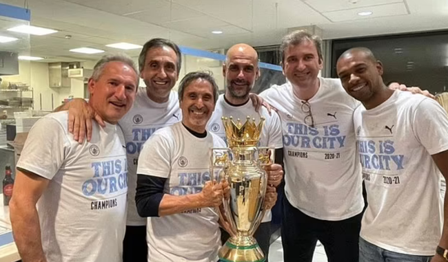 Pep Guardiola ăn mừng chức vô địch.