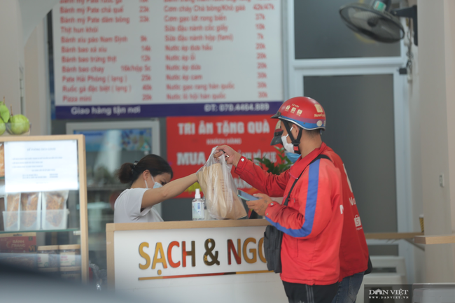 Hà Nội: Hàng quán bán hàng mang về, dịch vụ ship đồ ăn tận nhà được mùa nở rộ - Ảnh 1.