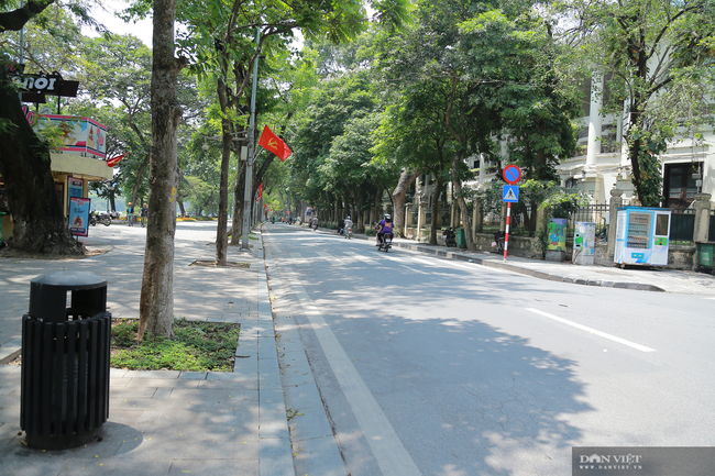 Dịch COVID-19 khiến đường phố Hà Nội vắng lặng lạ thường - Ảnh 1.