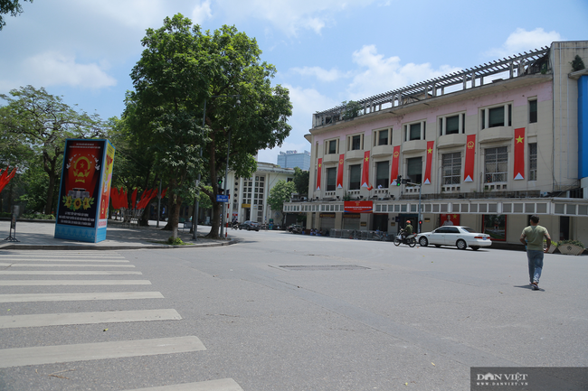 Dịch COVID-19 khiến đường phố Hà Nội vắng lặng lạ thường - Ảnh 3.