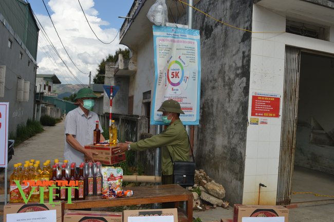 HỘI Nông dân Điện Biên tặng quà khu vực phong tỏa phòng, chống Covid- 19 - Ảnh 3.