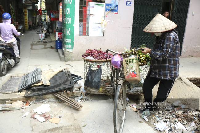 Hà Nội: Nắp cống &quot;lộ thiên&quot;, người dân bức xúc vì sửa mãi không xong - Ảnh 2.