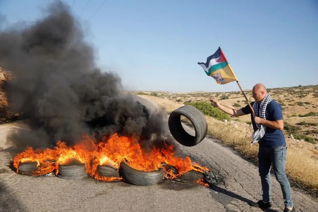 Israel đánh bom nhà thủ lĩnh Hamas, Tel Aviv hứng mưa tên lửa - Ảnh 2.