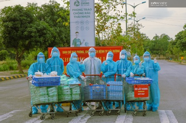 Bữa cơm mang trái tim màu xanh trong khu cách ly COVID-19 ở Hải Dương - Ảnh 1.