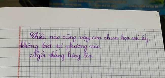 Con thi học kỳ online, mẹ ngồi phía sau nhắc và cái kết cười đau bụng - Ảnh 1.