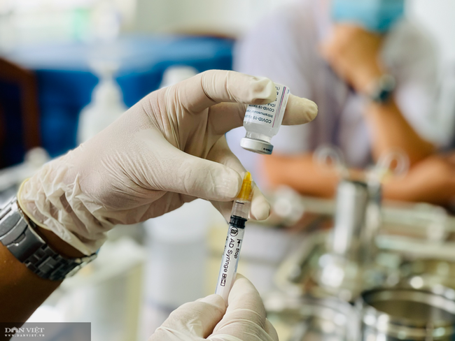 Bình Dương tổ chức tiêm vắc xin phòng Covid-19 hơn 1.000 cán bộ, nhân viên - Ảnh 1.