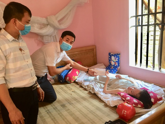 Bạn đọc Dân Việt giúp đỡ nữ bệnh nhân mắc bệnh hiếm gặp 15 triệu đồng - Ảnh 1.