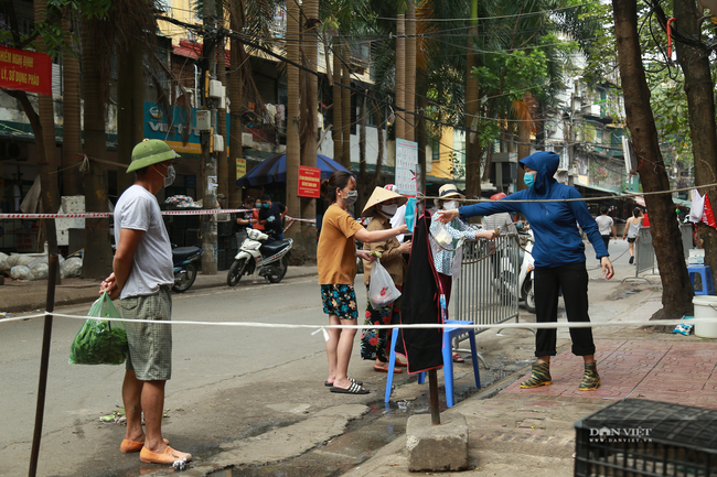 Phiên chợ sáng tạo thời covid -19, bỏ tiền vào xô lấy đồ từ chậu - Ảnh 4.