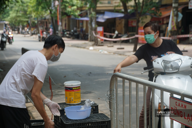 Phiên chợ sáng tạo thời covid -19, bỏ tiền vào xô lấy đồ từ chậu - Ảnh 5.