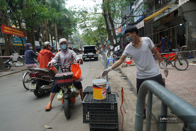 Phiên chợ sáng tạo thời covid -19, bỏ tiền vào xô lấy đồ từ chậu - Ảnh 9.