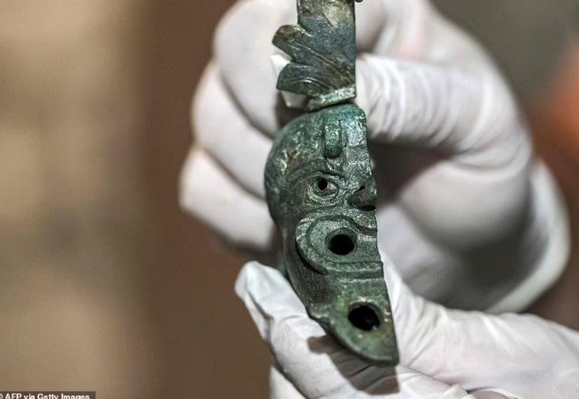Kỳ bí ngọn đèn dầu hình mặt người khoảng 2.000 năm tuổi - Ảnh 4.