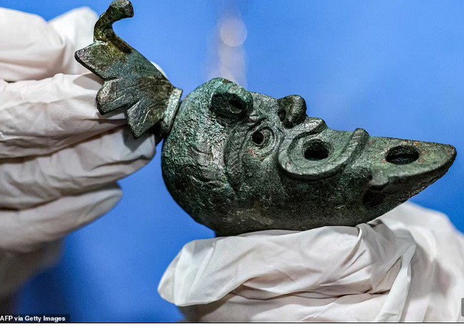 Kỳ bí ngọn đèn dầu hình mặt người khoảng 2.000 năm tuổi - Ảnh 6.