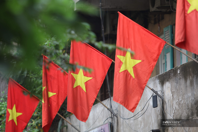 Người dân Hà Nội treo cờ đỏ Tổ Quốc đỏ thắm chào đón &quot;ngày hội toàn dân&quot; - Ảnh 5.