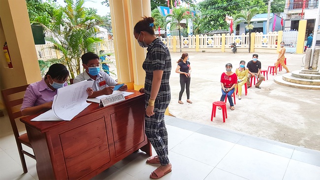 Kiên Giang: Người dân trên đảo xa vừa đi bầu cử sớm vừa đeo khẩu trang, giữ khoảng cách chống dịch Covid-19 - Ảnh 3.