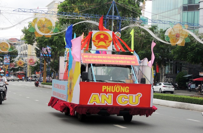 Cần Thơ: Rực rỡ cờ hoa trước ngày hội lớn - Ảnh 1.