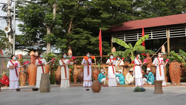 Ninh Thuận: Bà con làng Chăm Bàu Trúc rộn ràng điệu múa và sắc màu truyền thống trong ngày bầu cử  - Ảnh 9.