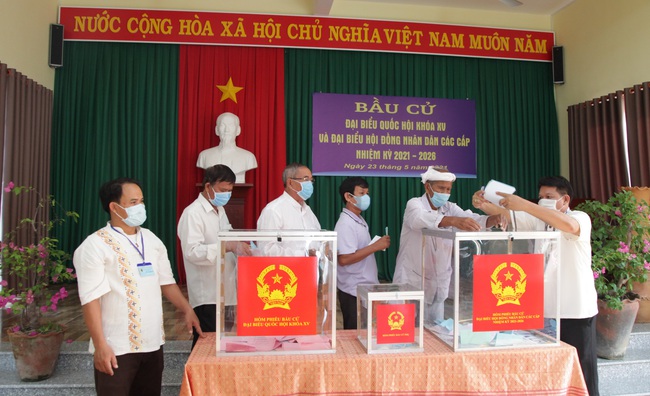 Ninh Thuận: Bà con làng Chăm Bàu Trúc rộn ràng điệu múa và sắc màu truyền thống trong ngày bầu cử  - Ảnh 13.