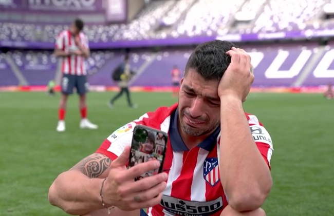 Suarez khóc gọi điện về cho người thân.