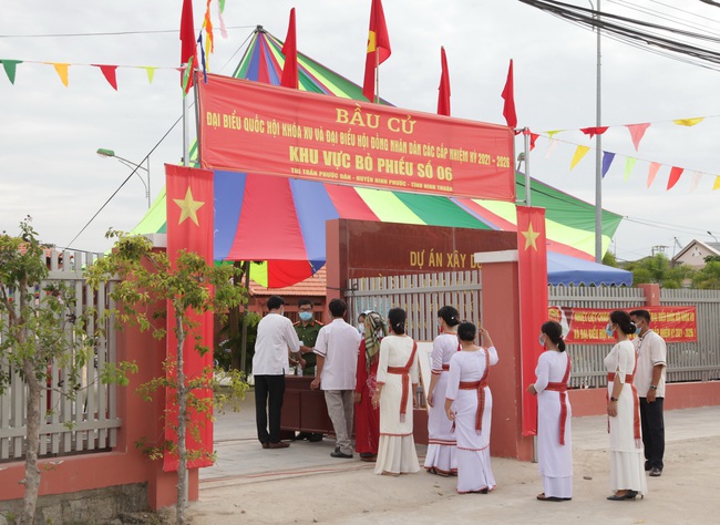 Ninh Thuận: Bà con làng Chăm Bàu Trúc rộn ràng điệu múa và sắc màu truyền thống trong ngày bầu cử  - Ảnh 6.