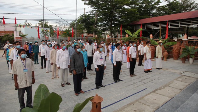 Ninh Thuận: Bà con làng Chăm Bàu Trúc rộn ràng điệu múa và sắc màu truyền thống trong ngày bầu cử  - Ảnh 1.