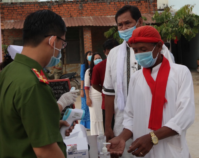 Ninh Thuận: Bà con làng Chăm Bàu Trúc rộn ràng điệu múa và sắc màu truyền thống trong ngày bầu cử  - Ảnh 7.