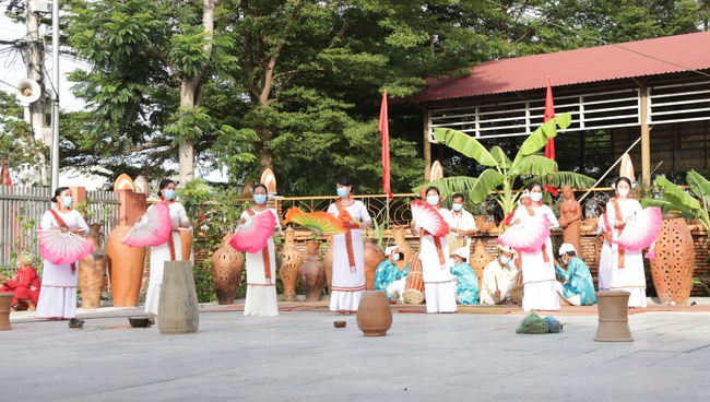 Ninh Thuận: Bà con làng Chăm Bàu Trúc rộn ràng điệu múa và sắc màu truyền thống trong ngày bầu cử  - Ảnh 8.