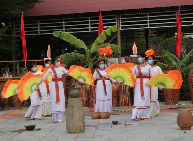 Ninh Thuận: Bà con làng Chăm Bàu Trúc rộn ràng điệu múa và sắc màu truyền thống trong ngày bầu cử  - Ảnh 11.