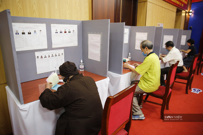 Hình ảnh Tổng Bí thư Nguyễn Phú Trọng bỏ phiếu bầu cử tại quận Hai Bà Trưng, Hà Nội - Ảnh 7.