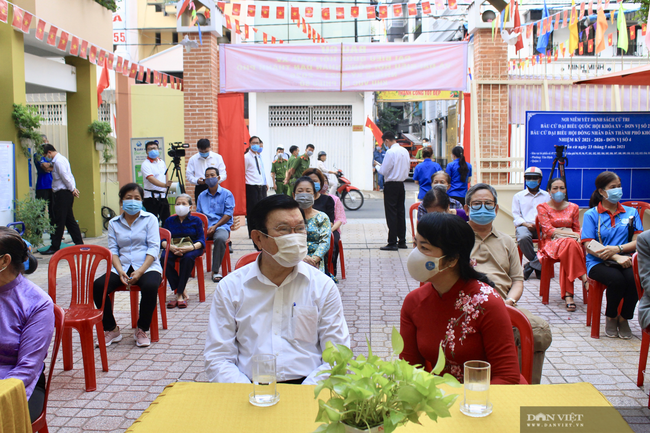 ẢNH: Cận cảnh Chủ tịch nước Nguyễn Xuân Phúc, ông Trương Tấn Sang, Nguyễn Tấn Dũng bỏ phiếu tại TP.HCM - Ảnh 6.
