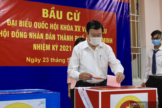 ẢNH: Cận cảnh Chủ tịch nước Nguyễn Xuân Phúc, ông Trương Tấn Sang, Nguyễn Tấn Dũng bỏ phiếu tại TP.HCM - Ảnh 8.
