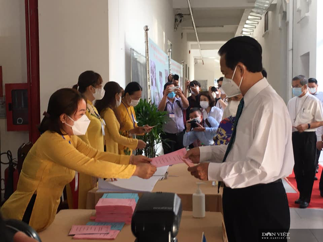 ẢNH: Cận cảnh Chủ tịch nước Nguyễn Xuân Phúc, ông Trương Tấn Sang, Nguyễn Tấn Dũng bỏ phiếu tại TP.HCM - Ảnh 9.