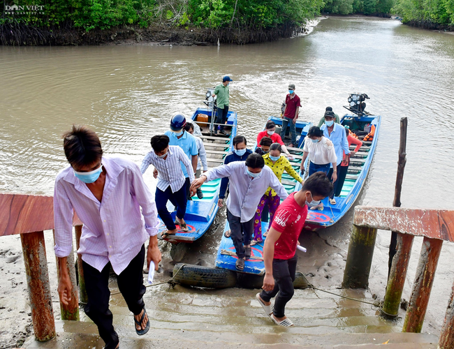 TRỰC TIẾP: Nhiều cụ tuổi xưa nay hiếm vẫn mặc đẹp, chống gậy đi bỏ phiếu - Ảnh 2.