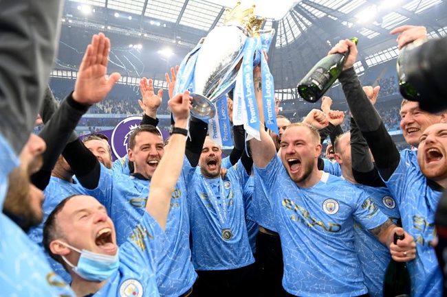 Cận cảnh Man City nâng cúp bạc Premier League cùng hàng vạn CĐV - Ảnh 3.