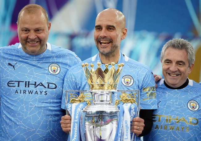 Cận cảnh Man City nâng cúp bạc Premier League cùng hàng vạn CĐV - Ảnh 7.