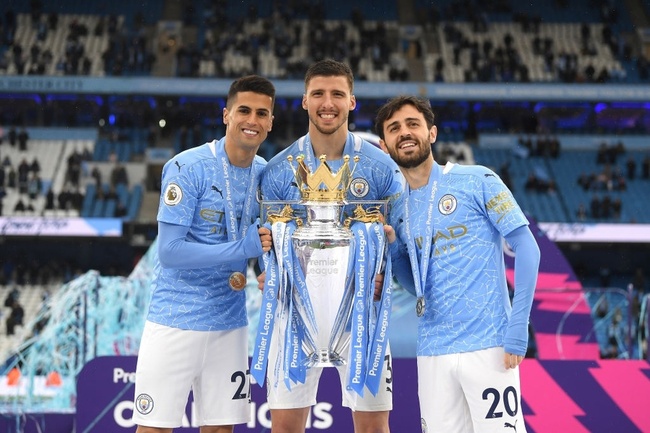 Cận cảnh Man City nâng cúp bạc Premier League cùng hàng vạn CĐV - Ảnh 4.