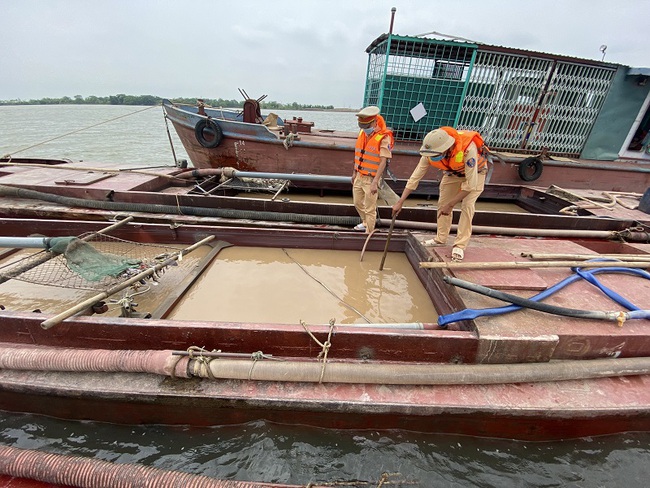 Ninh Bình: Bắt quả tang 4 thuyền vỏ sắt khai thác cát trái phép trên sông Đáy - Ảnh 1.