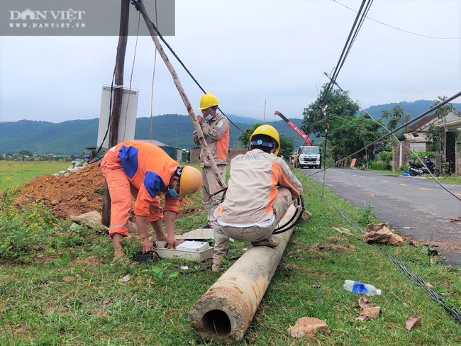  Lốc xoáy bất ngờ ập đến trong đêm, cuốn phăng hàng chục mái nhà người dân Hà Tĩnh  - Ảnh 15.