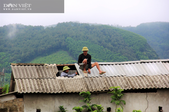  Lốc xoáy bất ngờ ập đến trong đêm, cuốn phăng hàng chục mái nhà người dân Hà Tĩnh  - Ảnh 10.