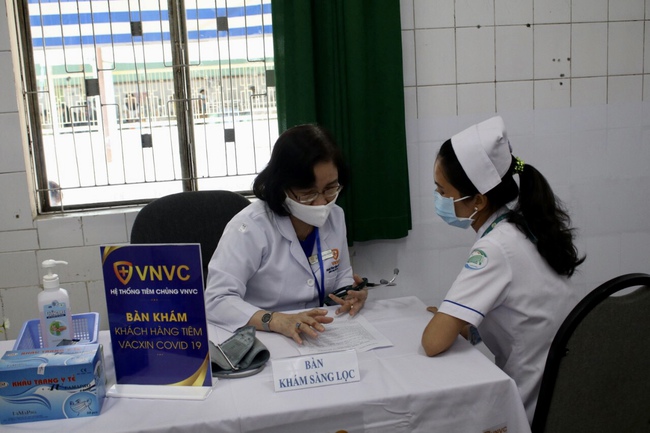 Số ca mắc Covid-19 tăng liên tục, chuyên gia y tế khuyến cáo cấp bách phải tiêm vaccine - Ảnh 3.