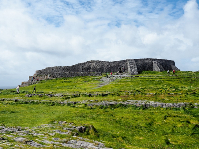 Ireland: Điểm du lịch độc đáo Inishmore “lơ lửng” nơi điệp trùng đá núi giữa biển khơi - Ảnh 9.