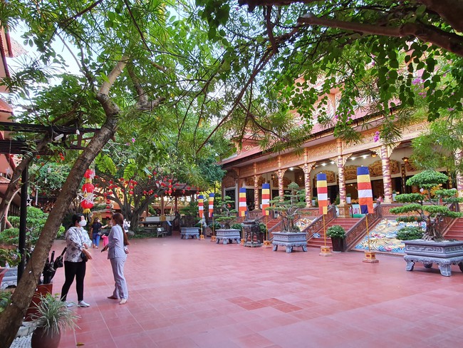 Chùa đóng cửa, người dân Đà Nẵng vái vọng từ cổng ngày lễ Phật đản - Ảnh 5.
