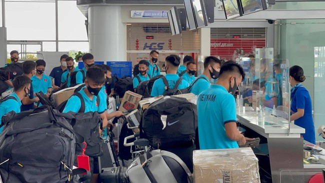 ĐT Việt Nam mang 1 tấn hành lý sang UAE  - Ảnh 4.