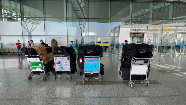 ĐT Việt Nam mang 1 tấn hành lý sang UAE  - Ảnh 6.