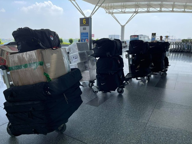 ĐT Việt Nam mang 1 tấn hành lý sang UAE  - Ảnh 7.