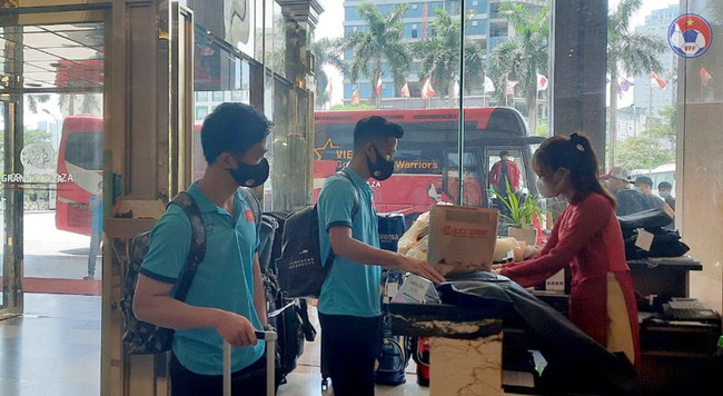 ĐT Việt Nam mang hơn 1 tấn hành lý sang UAE  - Ảnh 9.