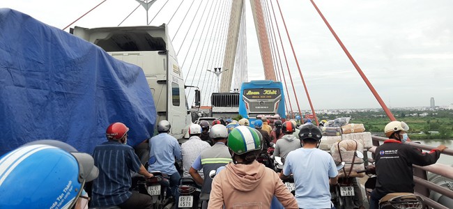 Tai nạn giao thông trên cầu Cần Thơ, kẹt xe kéo dài trong giờ cao điểm - Ảnh 2.