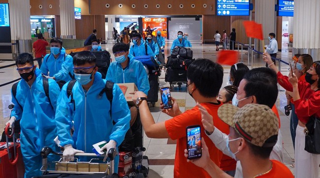 ĐT Việt Nam gặp sự cố, 1 người bị bỏ lại ở sân bay Dubai - Ảnh 10.