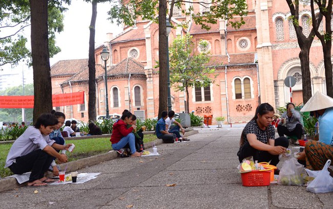 TP.HCM: Tạm dừng cà phê, trà đá vỉa hè, các dịch vụ cắt tóc, gội đầu, thẩm mỹ - Ảnh 1.