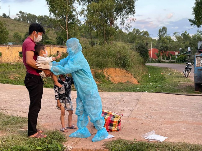 Nậm Pồ những ngày cam go chống dịch (bài 3): Dịch về, cả nhà... “ly tán” - Ảnh 1.